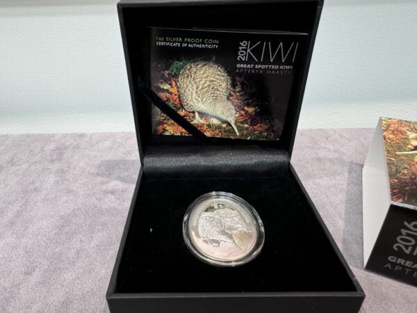 New Zealand - 2016 - Silver Dollar Proof Coin - Kiwi - Egg Shaped Coin