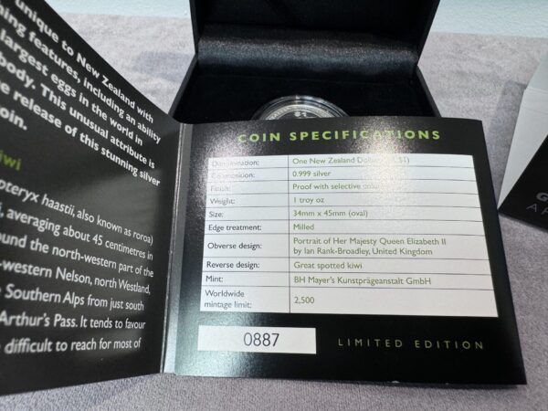 New Zealand - 2016 - Silver Dollar Proof Coin - Kiwi - Egg Shaped Coin - Image 4